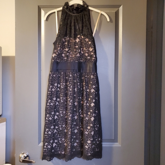 *NWT* Never worn Banana Republic high neck sleeveless black lace dress, size 0P - Picture 8 of 9